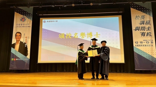 Dr. Joseph Wu receiving honorary professorship